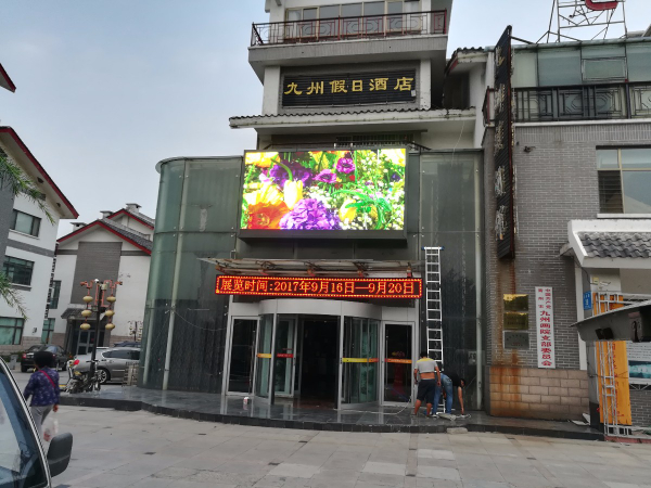 戶外P5全彩顯示屏交付使用，效果絕對(duì)沒(méi)得說(shuō)